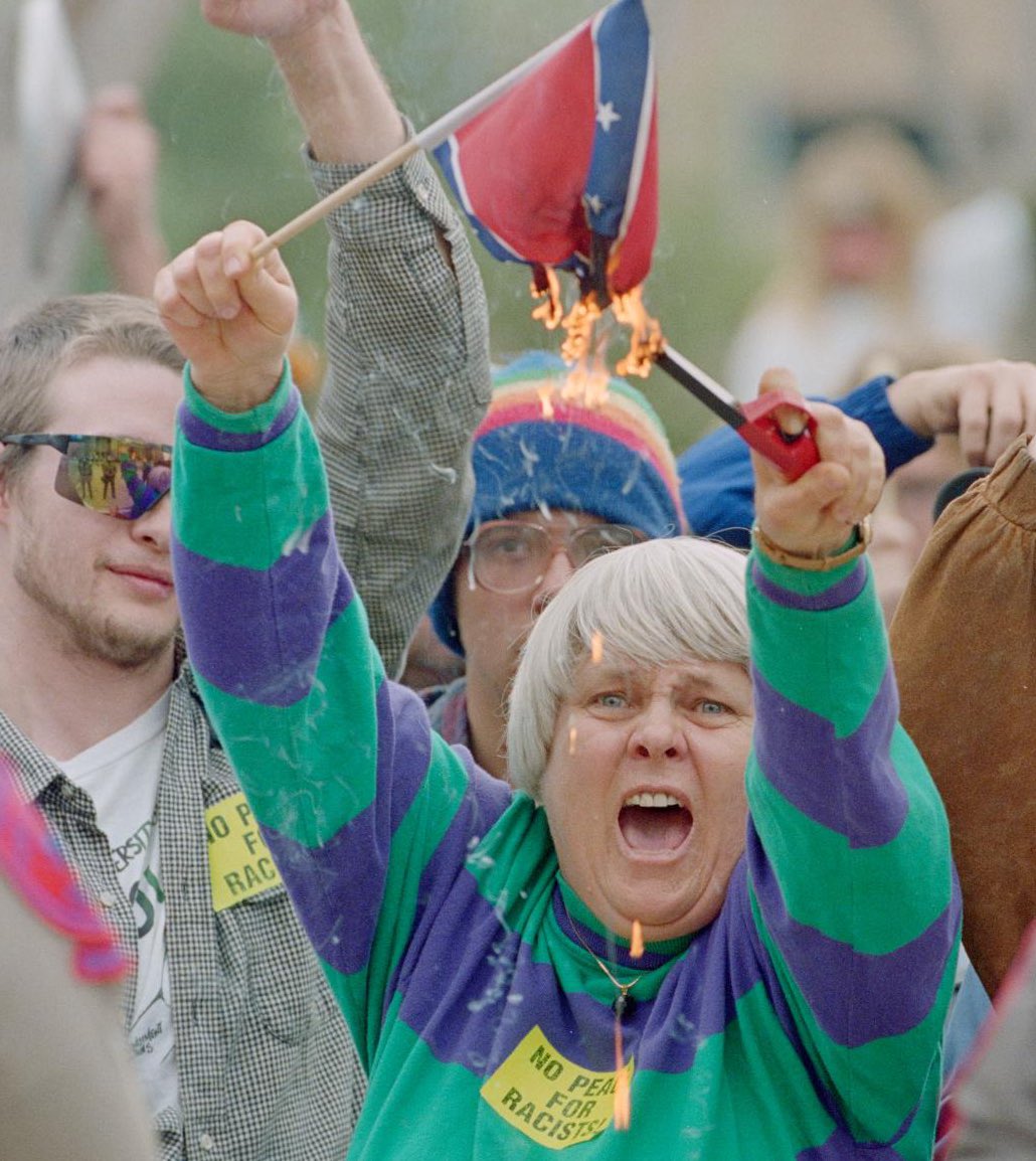 25YearsAgoLive's tweet image. Protestors from the Jewish Defense League burn Confederate and Nazi flags to protest an arson attempt against a Reno, Nevada synagogue.
The Anti-Defamation League (ADL) criticizes the move and says that it is not constructive to burn any kind of flag.