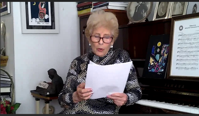esmudiense's tweet photo. Tal día como hoxe do ano 1922 nace en Ribadeo Luz Pozo Garza, escritora, crítica literaria e unha das poetas máis destacadas da literatura galega da segunda metade do século XX. Colaborou, desde o primeiro número, na revista de poesía "Aturuxo", editada en Ferrol (1952-1960). https://t.co/IY76oElHE7