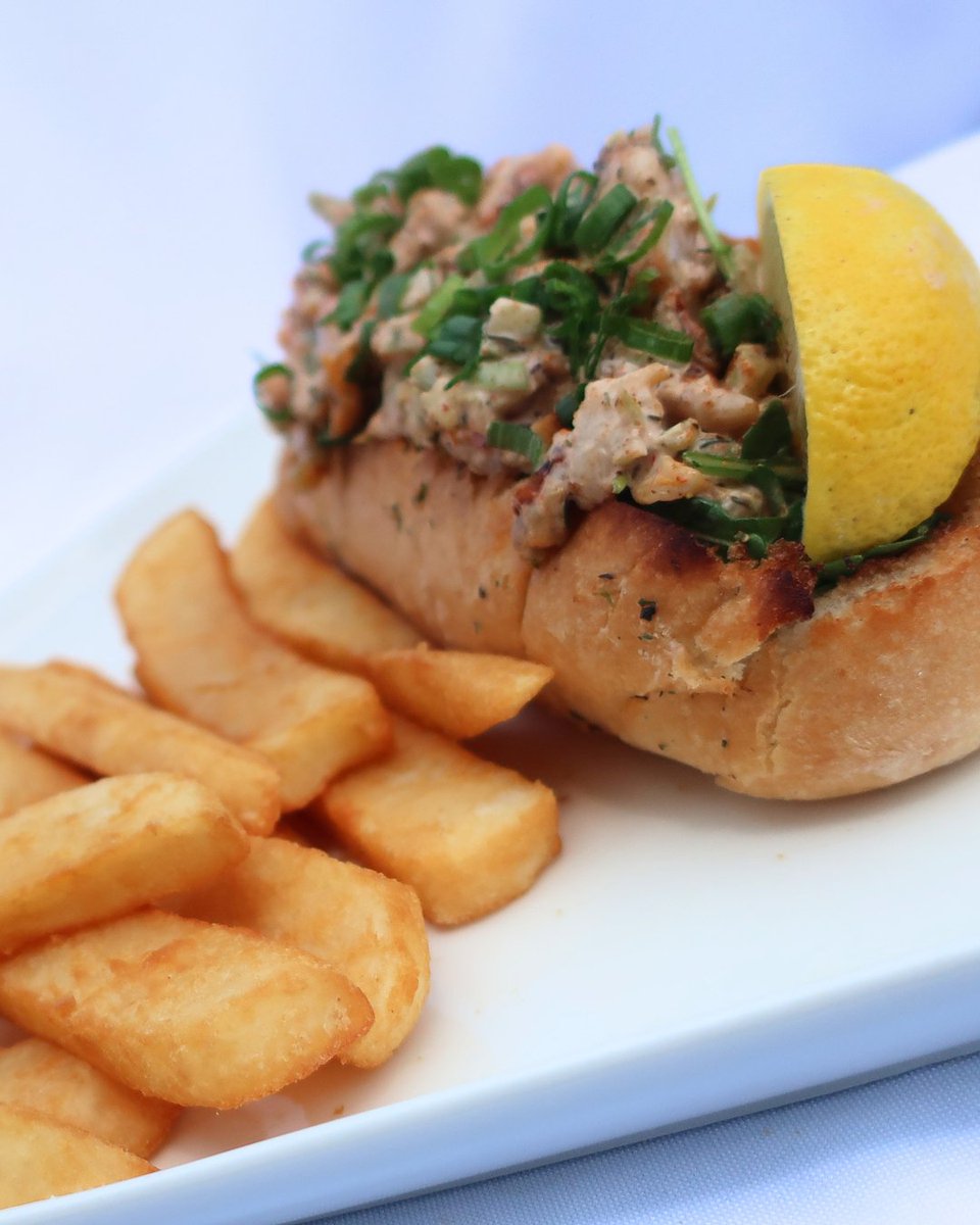 WolfBaySeafood's tweet image. Craving something satisfying? 🦞🍟 Treat yourself to our Lobster Roll, served on a garlic butter-toasted roll and packed with tender lobster, fresh arugula, crisp celery, and onion. Finished with a wedge of lemon and a side of golden fries!

#LobsterRoll #SeafoodCravings  #Fries