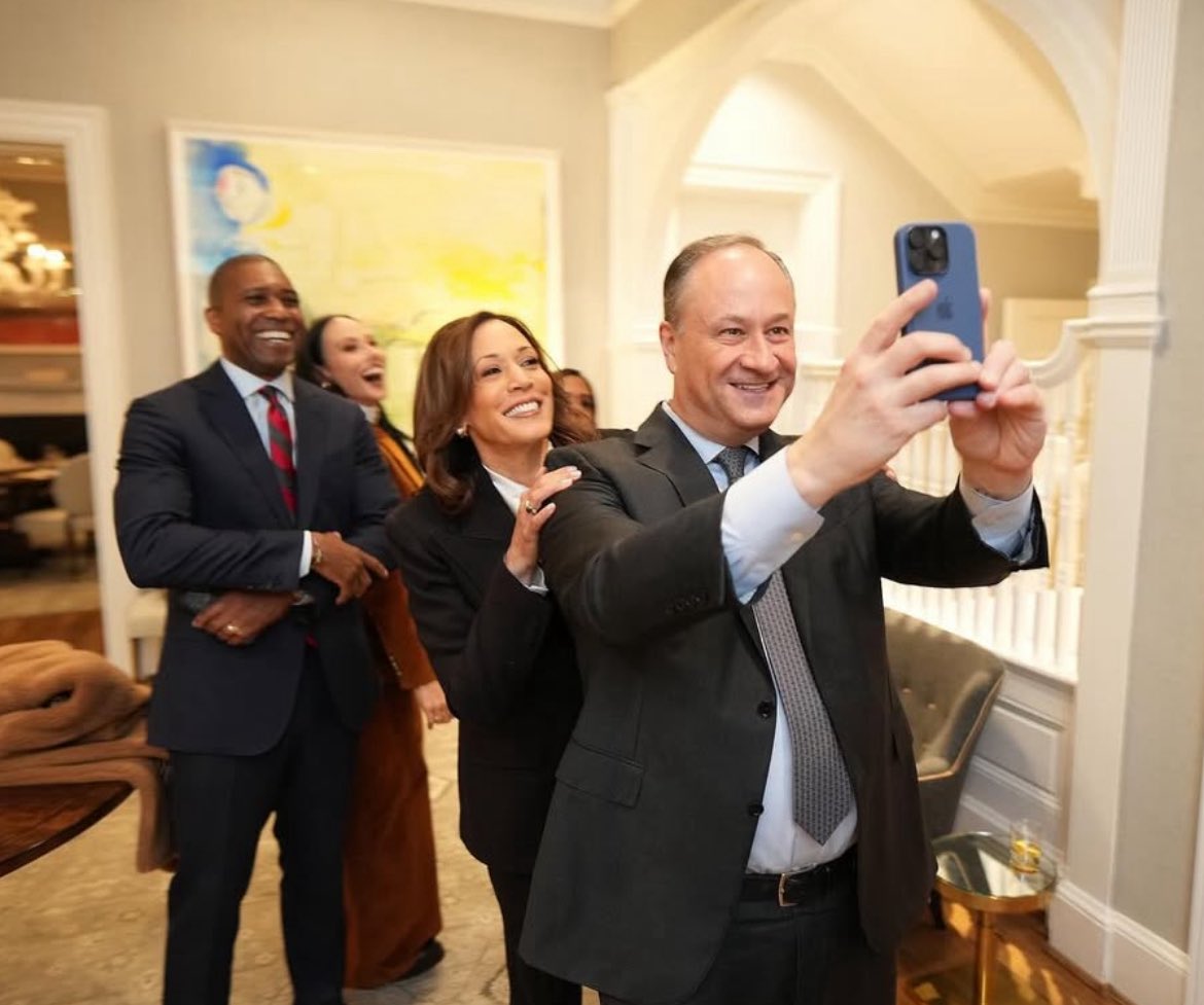 kdh4potus's tweet image. The photo Kamala Harris just posted vs. how it turned out
@DouglasEmhoff, please drop the one with her!!