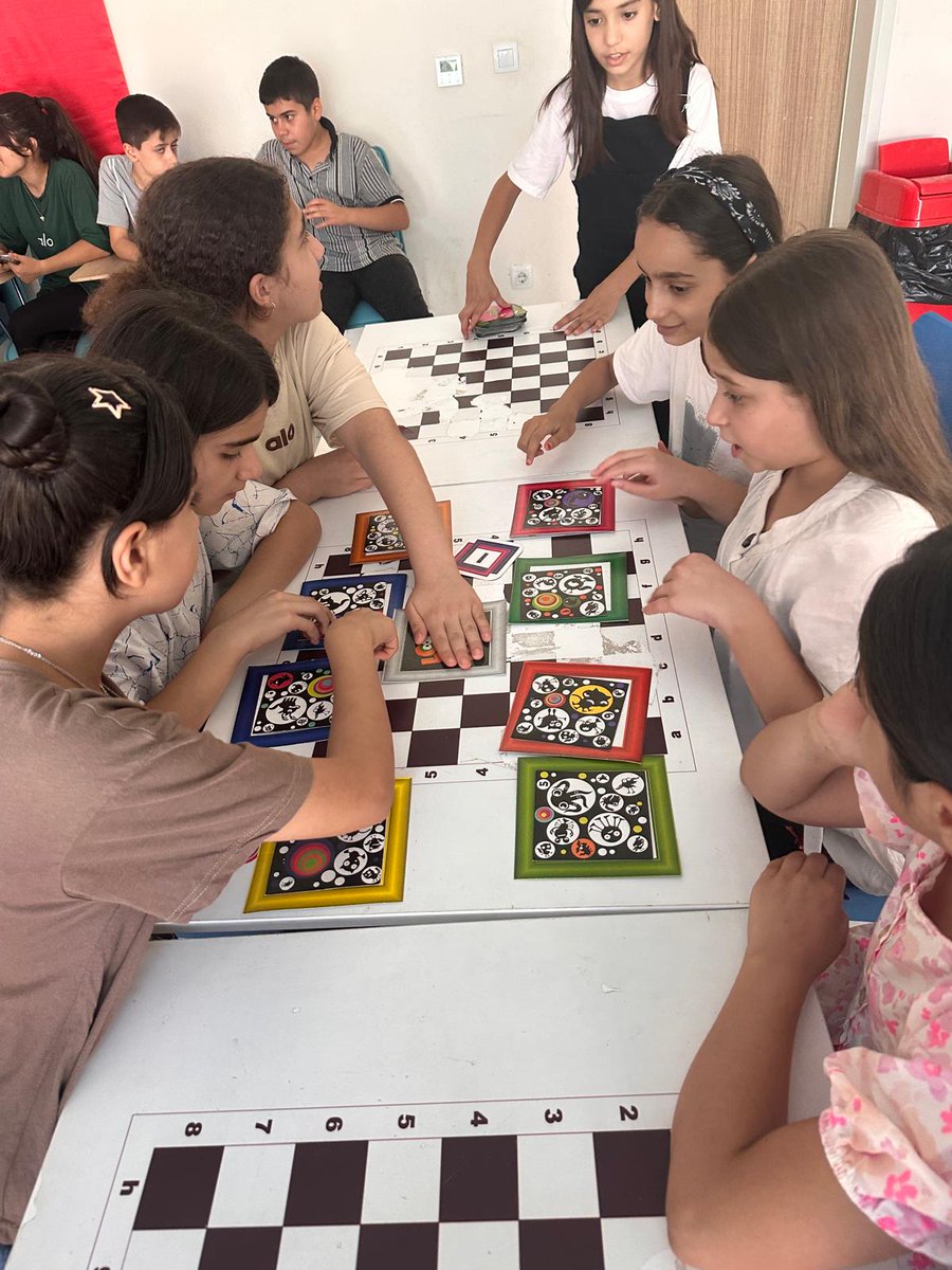 Akıl ve zeka oyunları atölyemizde
5 nokta (Pentago) ve reversi oyunları ile çocuklarımızın dikkat, konsantrasyon, bağlantısal düşünme, geometrik algılama ve görsel hafıza becerilerini geliştiriyor.
Sizler de atölyemizde yer almak istiyorsanız Gençlik Merkezine bekliyoruz.