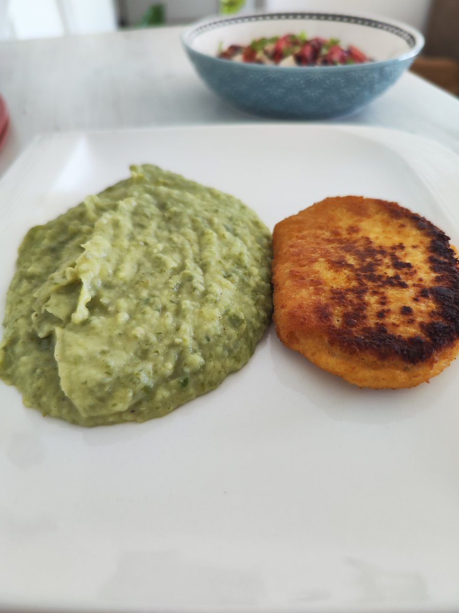Baghi161's tweet image. Heute mussten Kartoffeln und Bohnen weg (ich schmeiße nach Möglichkeit nichts weg)
Das Kartoffel-Bohnen Püree hat etwas viel Milch abbekommen,aber geschmacklich ist es mhhhhh lecker. Dazu gab es ein "Cordon Bleu" und leckere Caprese mit selbstgemachtem "Mozzarella" 😍#GoVegan 💚