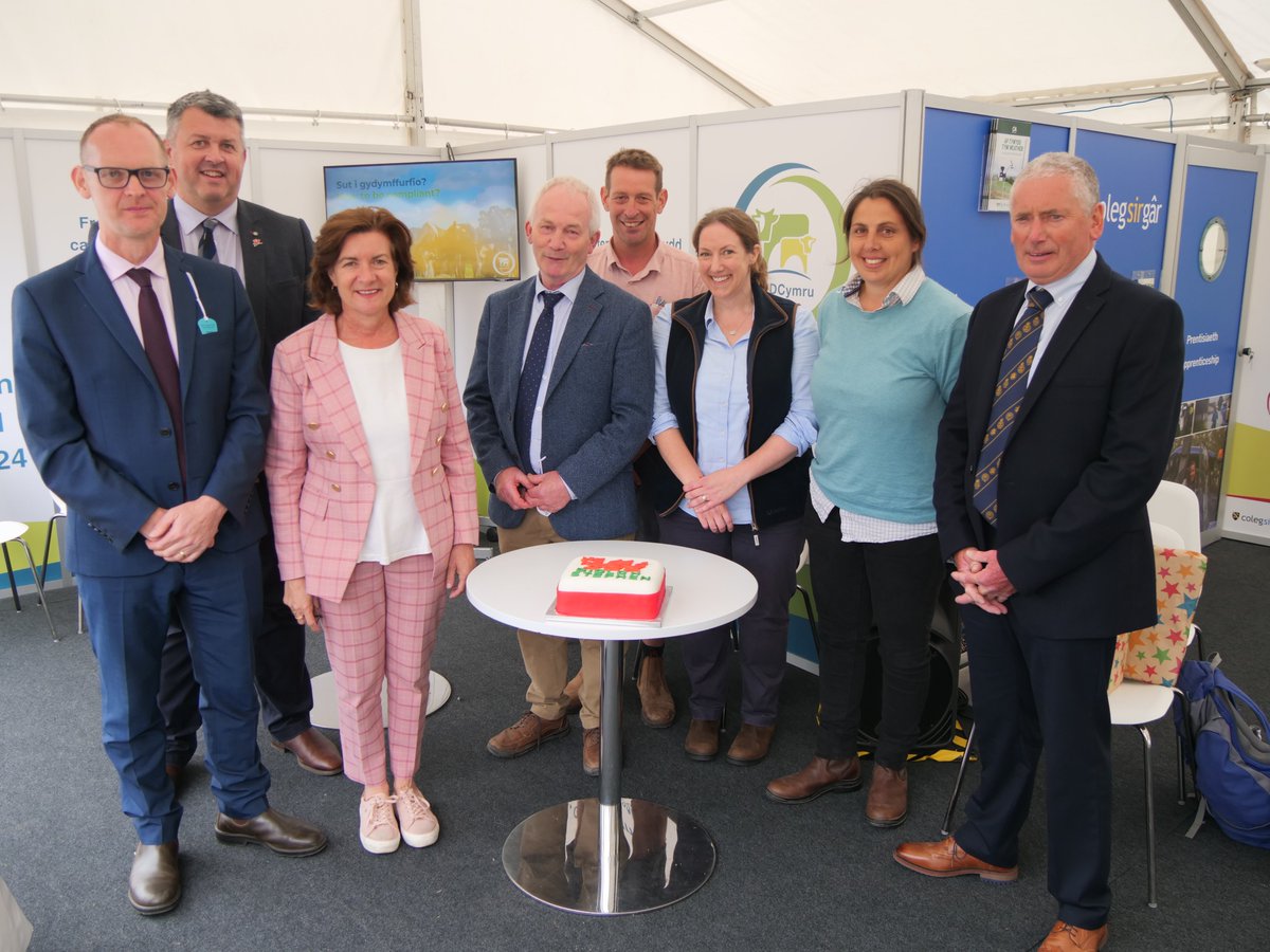 WGRural's tweet image. Diolch to outgoing Chair of the Wales Animal Health and Welfare Framework Group, @StephenJames_1 for his outstanding leadership.
Your dedication to improving animal welfare across Wales has made a real difference.
Wishing you all the best for the future!🍰