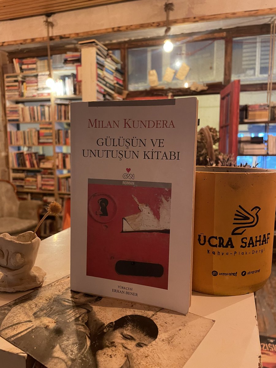 Herkes, kendi işaretlerinin içine, dışarıdan içeriye hiç ses sızdırmayan bir aynadan duvarmış gibi kapanmaktadır.