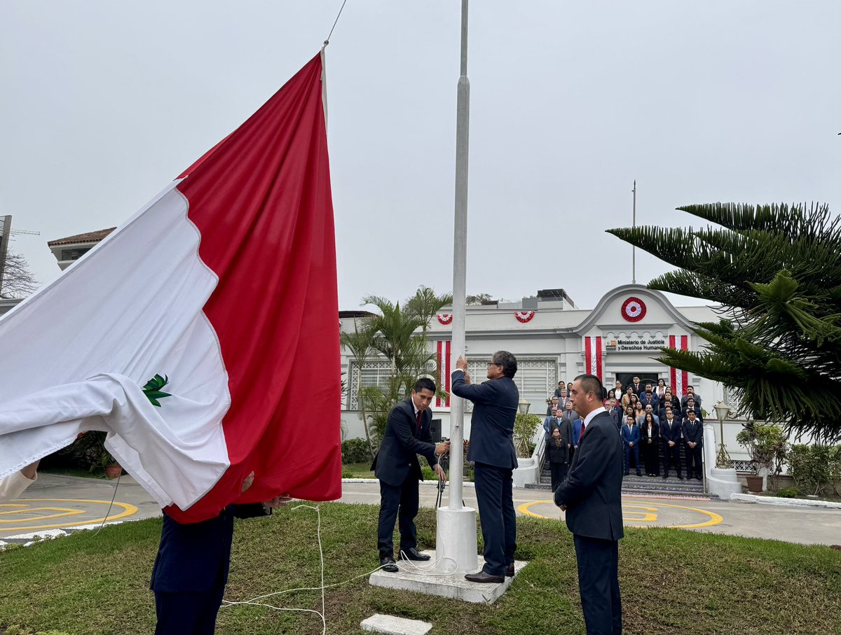 INPEgob's tweet image. 🇵🇪Con paso firme y disciplina, nuestros agentes del GOES del #INPE participaron del #LunesCívico en el Ministerio de Justicia y Derechos Humanos, junto a escoltas de otras instituciones del sector. Este acto, fortalece nuestro compromiso con los valores cívicos y el patriotismo.