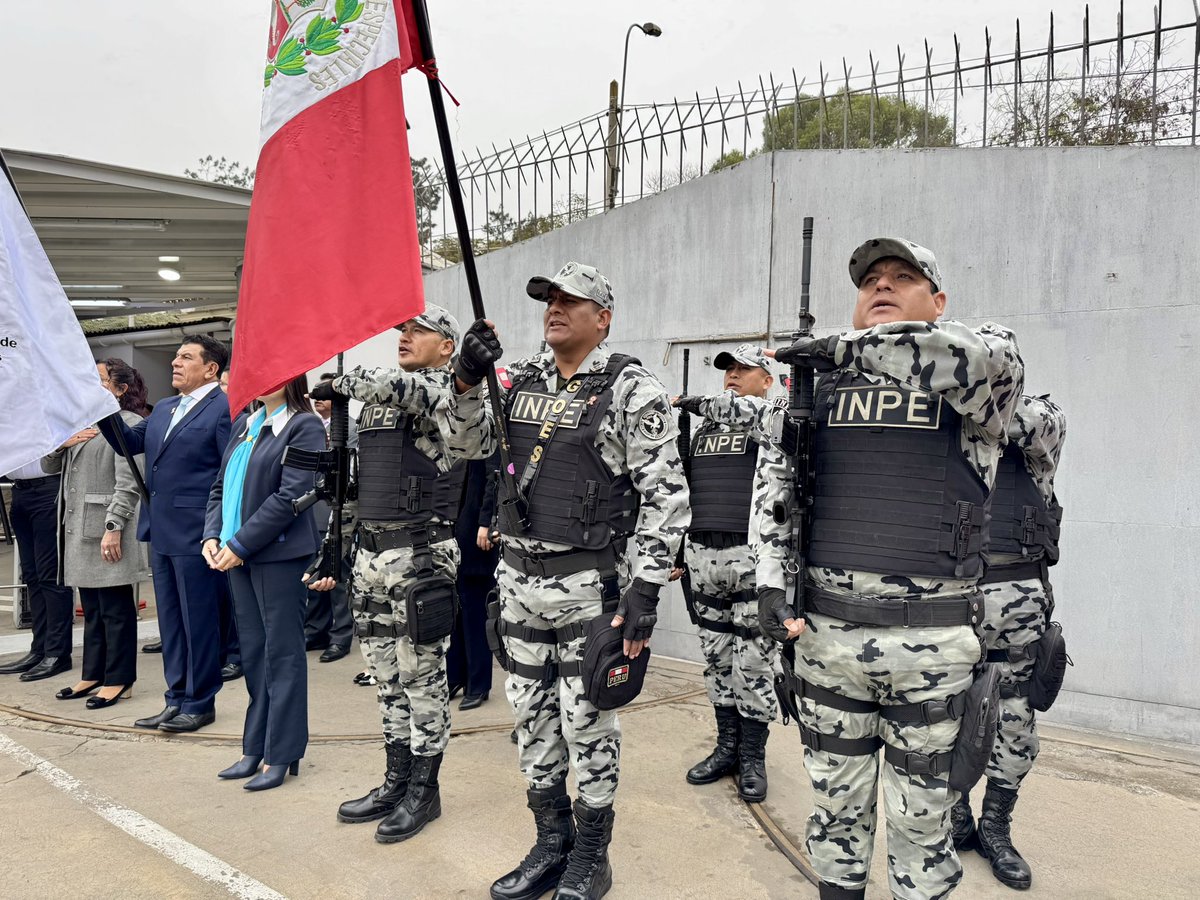 INPEgob's tweet image. 🇵🇪Con paso firme y disciplina, nuestros agentes del GOES del #INPE participaron del #LunesCívico en el Ministerio de Justicia y Derechos Humanos, junto a escoltas de otras instituciones del sector. Este acto, fortalece nuestro compromiso con los valores cívicos y el patriotismo.