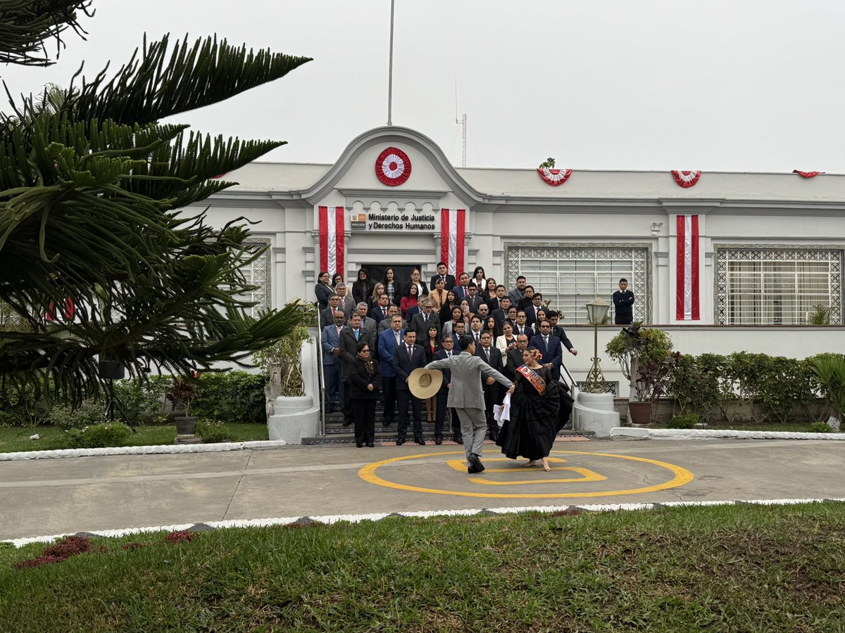INPEgob's tweet image. 🇵🇪Con paso firme y disciplina, nuestros agentes del GOES del #INPE participaron del #LunesCívico en el Ministerio de Justicia y Derechos Humanos, junto a escoltas de otras instituciones del sector. Este acto, fortalece nuestro compromiso con los valores cívicos y el patriotismo.