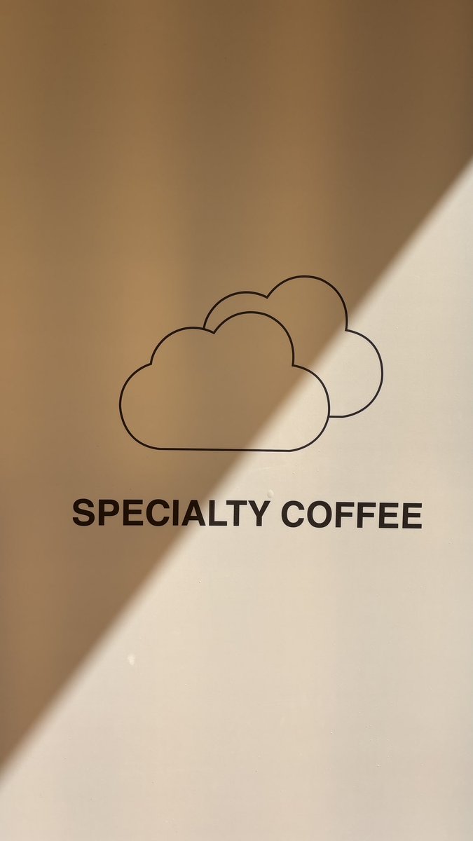 Han abierto un nuevo sitio en mi barrio. 
Sí, es una cafetería. 
Sí, es de café de especialidad. 
Sí, 3,50 € un simple café con leche. 
🙄🙄🙄