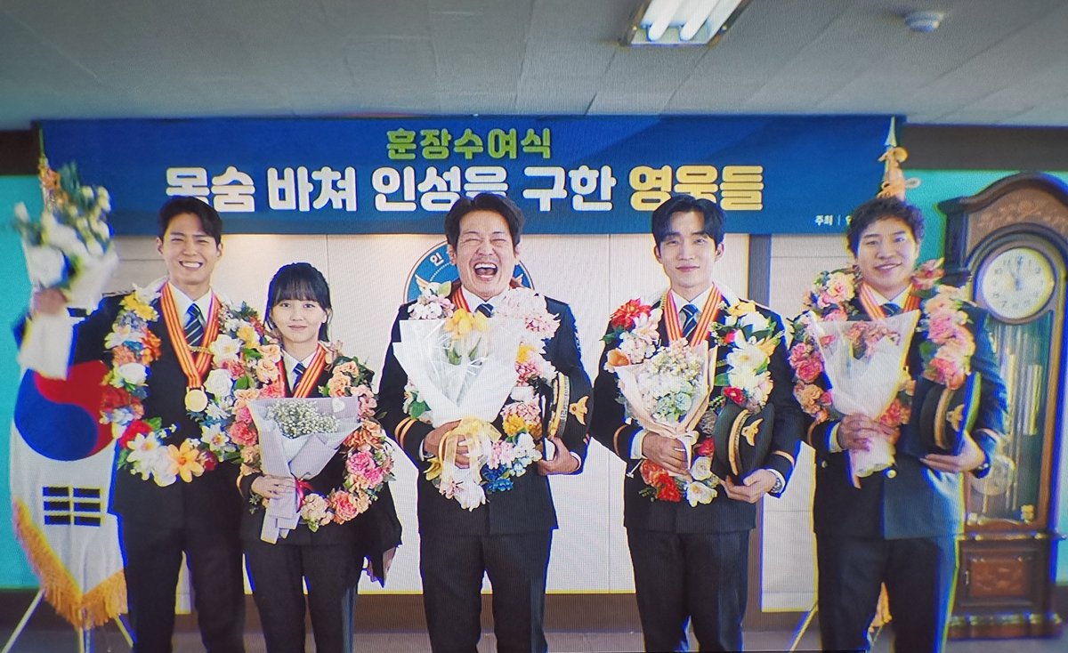 ElasLittleWorld's tweet image. I finished #굿보이 #GOODBOY
with #ParkBoGum #KimSoohyun #LeeSangYi #HeoSungtae #TaeWonSeok #OhJungSe
No big spoiler for the last 2 eps. Just a thank you. SUCH A BRILLIANT SERIES!
It was an emotional rollercoaster.
You did all well!
"Good bye Good Boy. See you again". 감사해요.