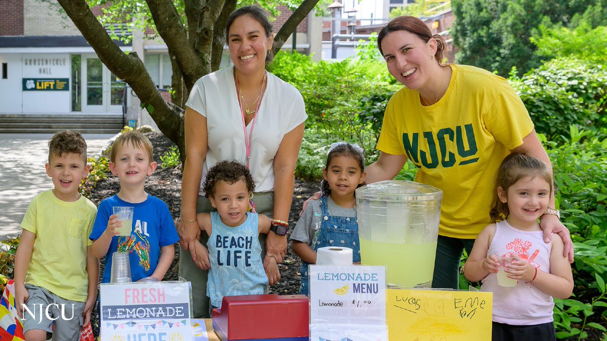NJCUniversity's tweet image. 🍋 Proudly poured, proudly served!
NJCU’s Children’s Learning Center hosted a lemonade stand fundraiser—raising money to support their own classrooms, one cup at a time. 💛
📸 Paul Gargiulo '87 | #NJCU #NJCUCLC #SupportEarlyLearning #Fundraiser #LemonadeStand
