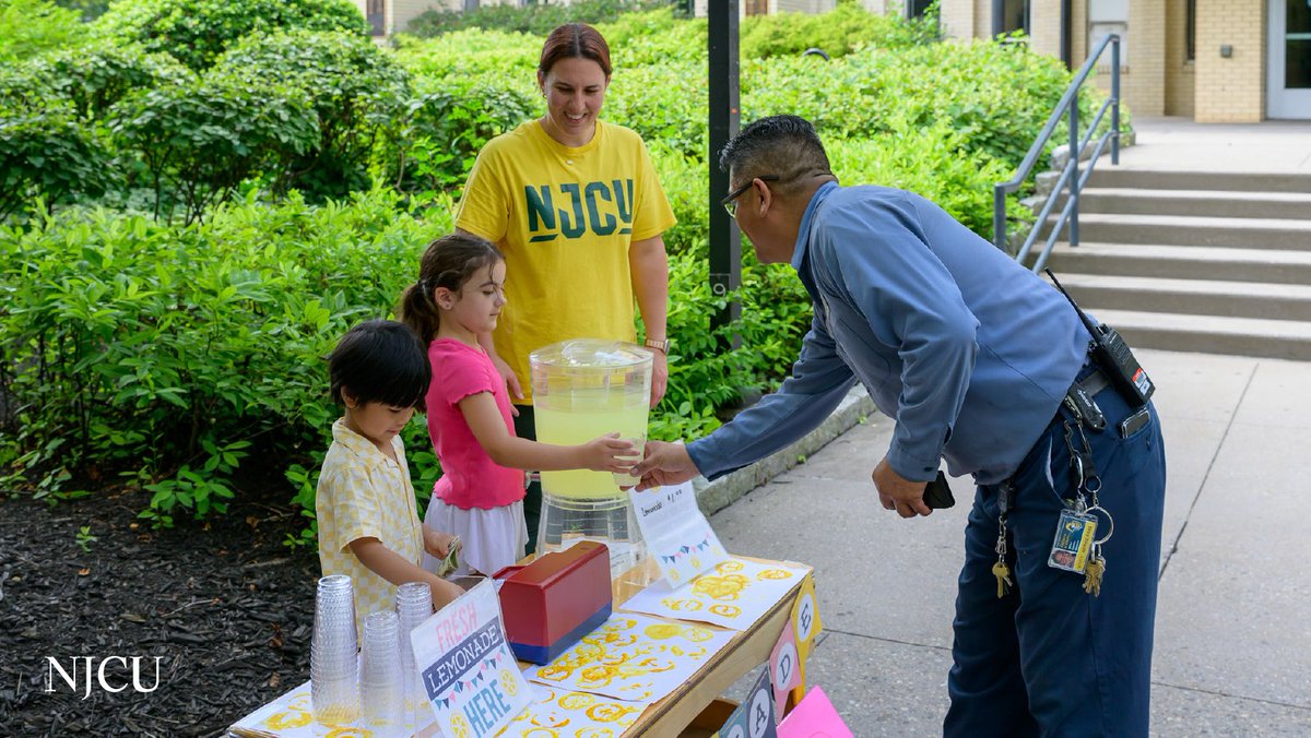 NJCUniversity's tweet image. 🍋 Proudly poured, proudly served!
NJCU’s Children’s Learning Center hosted a lemonade stand fundraiser—raising money to support their own classrooms, one cup at a time. 💛
📸 Paul Gargiulo '87 | #NJCU #NJCUCLC #SupportEarlyLearning #Fundraiser #LemonadeStand