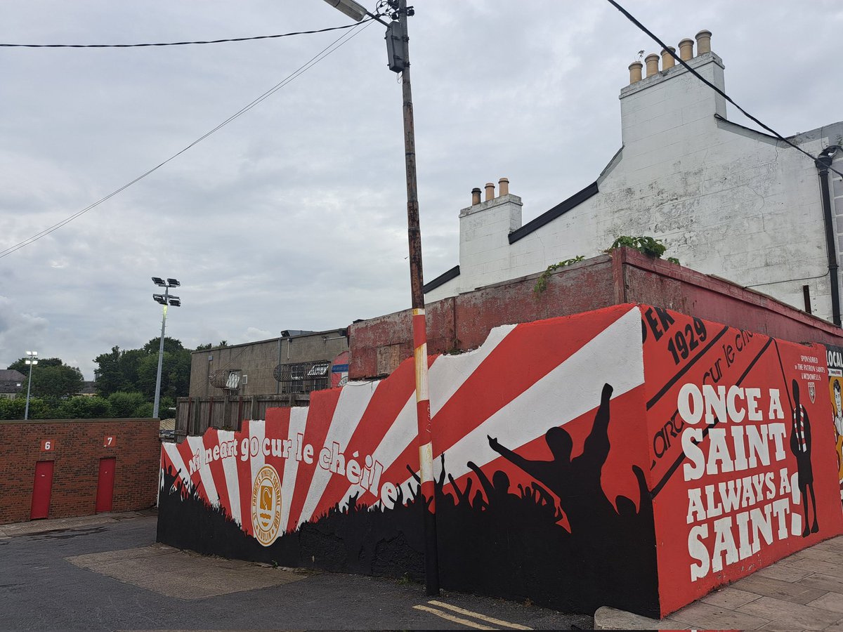 SjoerdVVV's tweet image. Terwijl het rood van Cork de hoofdstad overspoelde voor de hurling finale, speelde St. Pat&apos;s in het rood voor wat minder fans de bekerwedstrijd tegen het universiteitsteam van Cork. De derdedivisionist was geen partij voor de club uit Inchicore en incasseerde acht doelpunten.