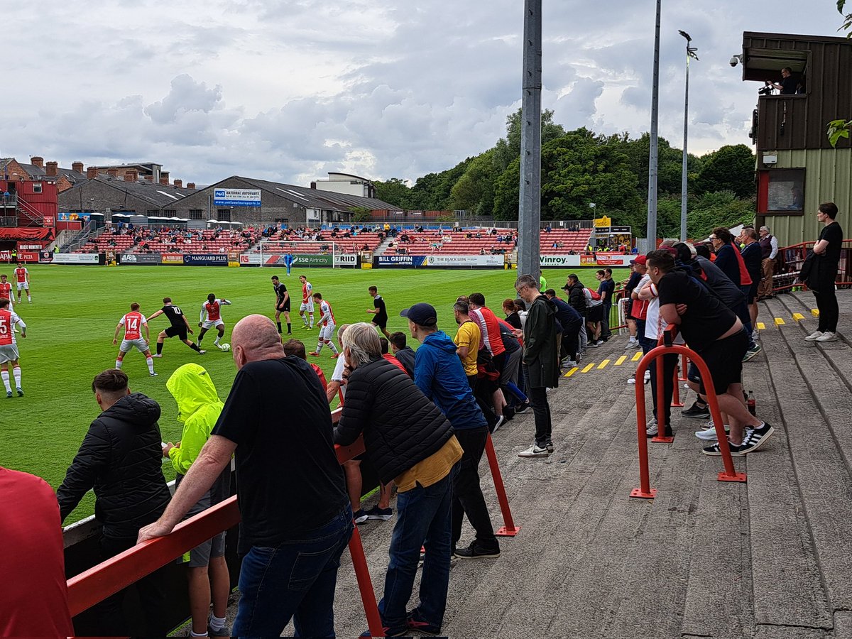 SjoerdVVV's tweet image. Terwijl het rood van Cork de hoofdstad overspoelde voor de hurling finale, speelde St. Pat&apos;s in het rood voor wat minder fans de bekerwedstrijd tegen het universiteitsteam van Cork. De derdedivisionist was geen partij voor de club uit Inchicore en incasseerde acht doelpunten.