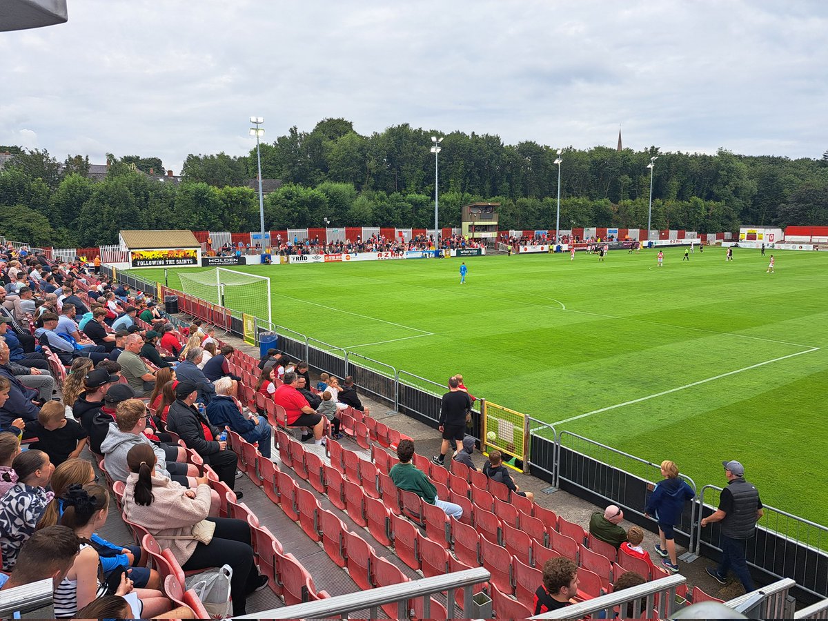 SjoerdVVV's tweet image. Terwijl het rood van Cork de hoofdstad overspoelde voor de hurling finale, speelde St. Pat&apos;s in het rood voor wat minder fans de bekerwedstrijd tegen het universiteitsteam van Cork. De derdedivisionist was geen partij voor de club uit Inchicore en incasseerde acht doelpunten.