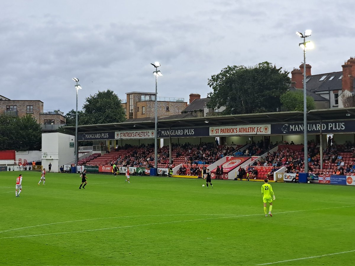 SjoerdVVV's tweet image. Terwijl het rood van Cork de hoofdstad overspoelde voor de hurling finale, speelde St. Pat&apos;s in het rood voor wat minder fans de bekerwedstrijd tegen het universiteitsteam van Cork. De derdedivisionist was geen partij voor de club uit Inchicore en incasseerde acht doelpunten.