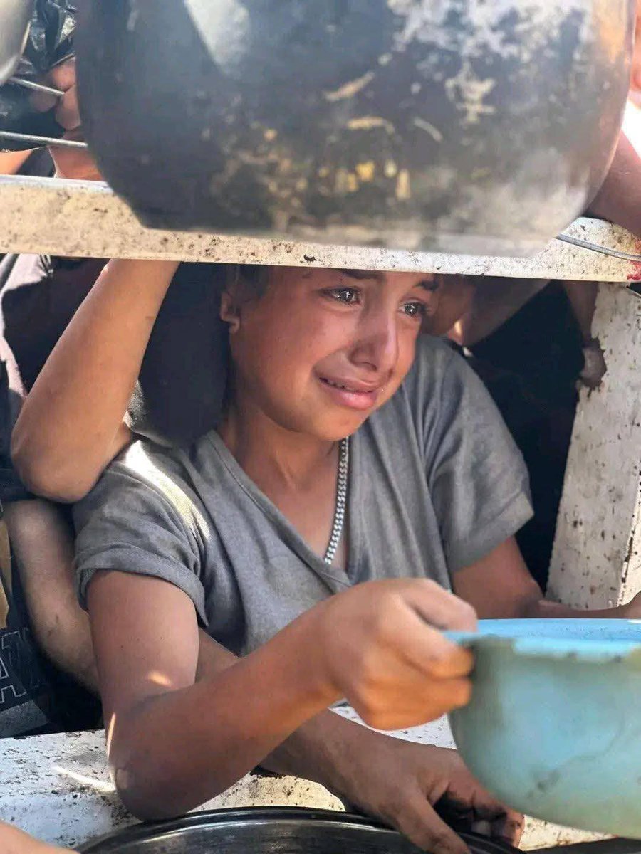 🚨 اوقفوا قتل اطفال غزة وتجويعهم. 
اذا كانت لديك ذرة من الانسانية فانشر هذه الصورة للعالم.