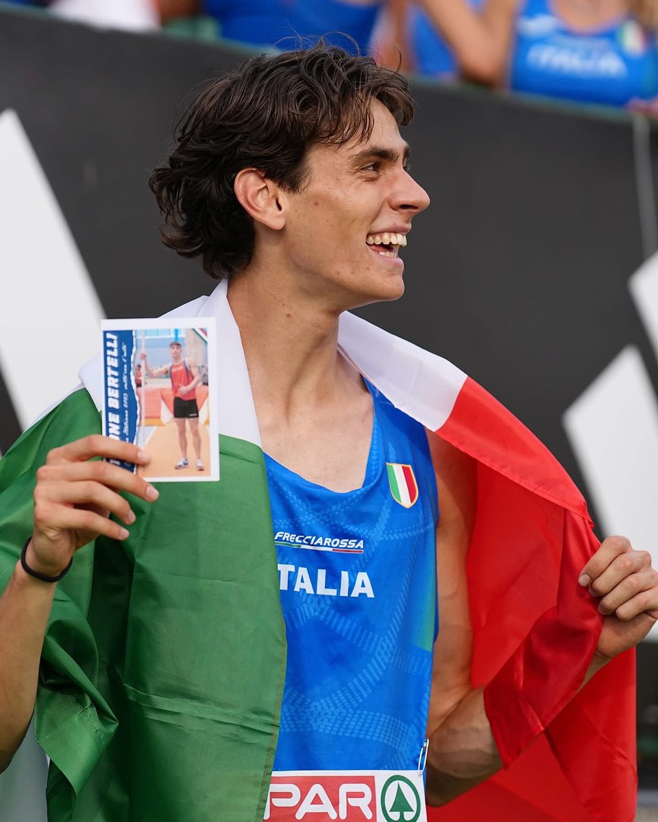 toMMilanello's tweet photo. Squad 👊🏻
Matteo #Sioli, dopo aver vinto l’oro agli Europei U23 nel salto in alto, esulta con il “santino” del compagno di nazionale Simone #Bertelli, che un giorno prima aveva trionfato nel salto con l’asta.
#Bergen2025 https://t.co/s2lghKNxm7