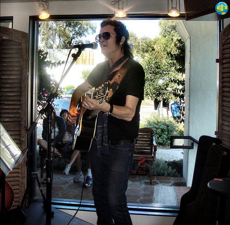 GH_Tourography's tweet image. #OnThisDay in 2012, Glenn Hughes @glenn_hughes played LIVE & ACOUSTIC @johnvarvatos in Malibu, California, #USA 馃嚭馃嚫 #GlennHughes youtu.be/DLUFYGmuNnk