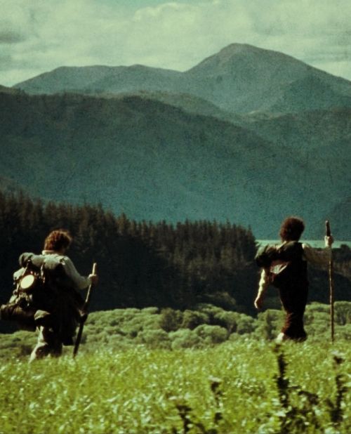 TolkienWonder's tweet image. 'Do we walk in legends or on the green earth in the daylight?' ‘A man may do both,’ said Aragorn. The green earth, say you? That is a mighty matter of legend, though you tread it under the light of day!'
We are walking in a mighty legend, friends.