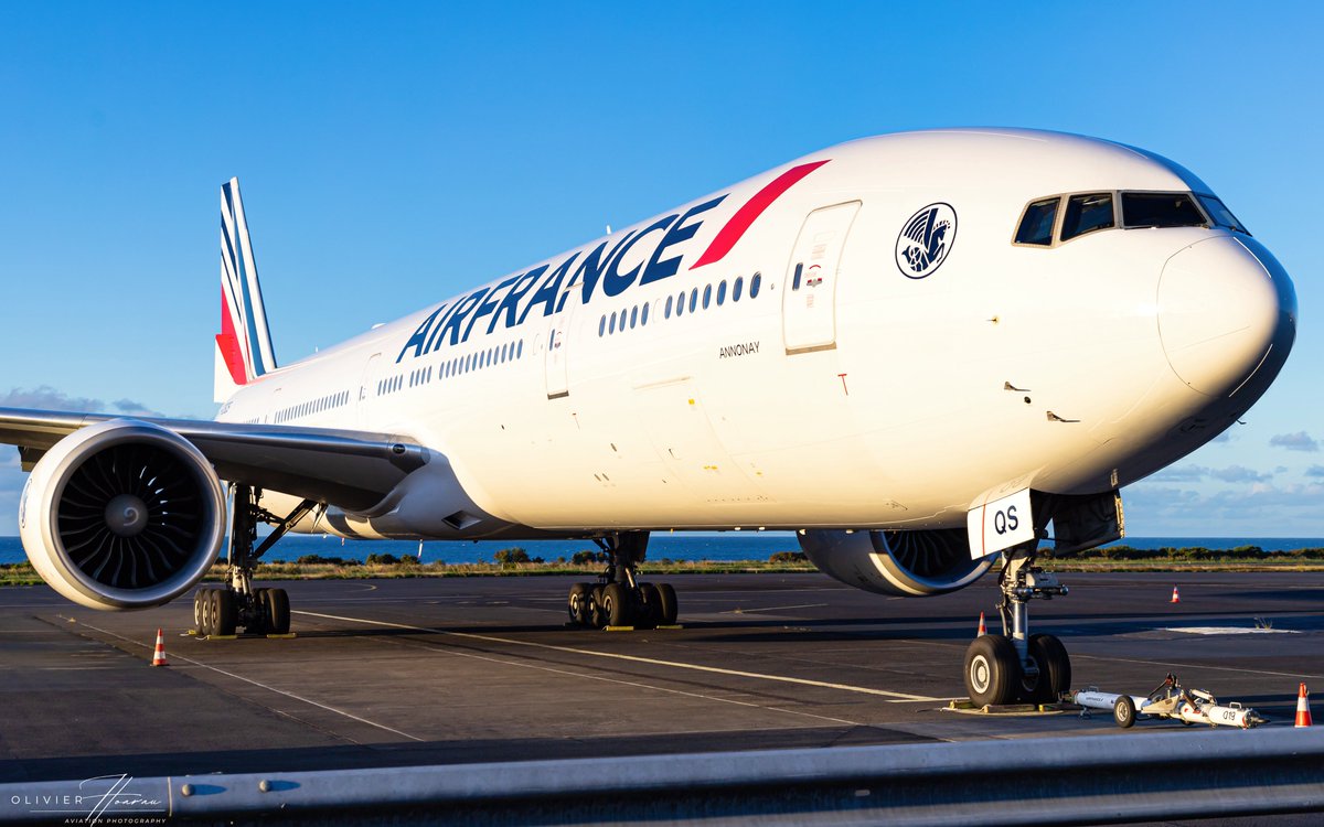 OlivierHoarau's tweet photo. Golden hour from La Reunion yesterday 📸✈️
#airbus #boeing #a320neo #wamos #airfrance #MRTT #a330 #boeing777 #airfrance #airseychelles https://t.co/OzzLPbk3nU