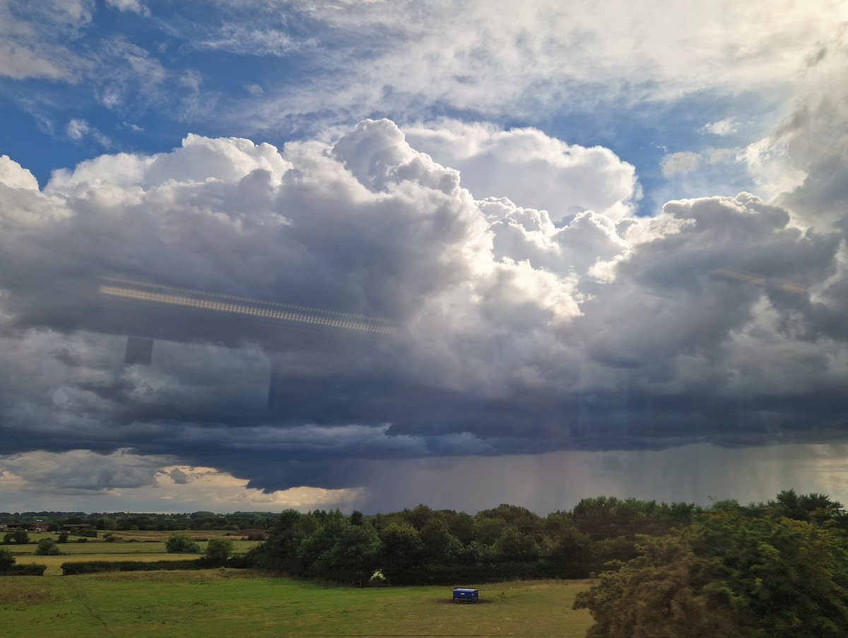 Nice storm over Leamington Spa and it looks like Coventry is getting a direct hit from thunderstorm just as I leave 😂