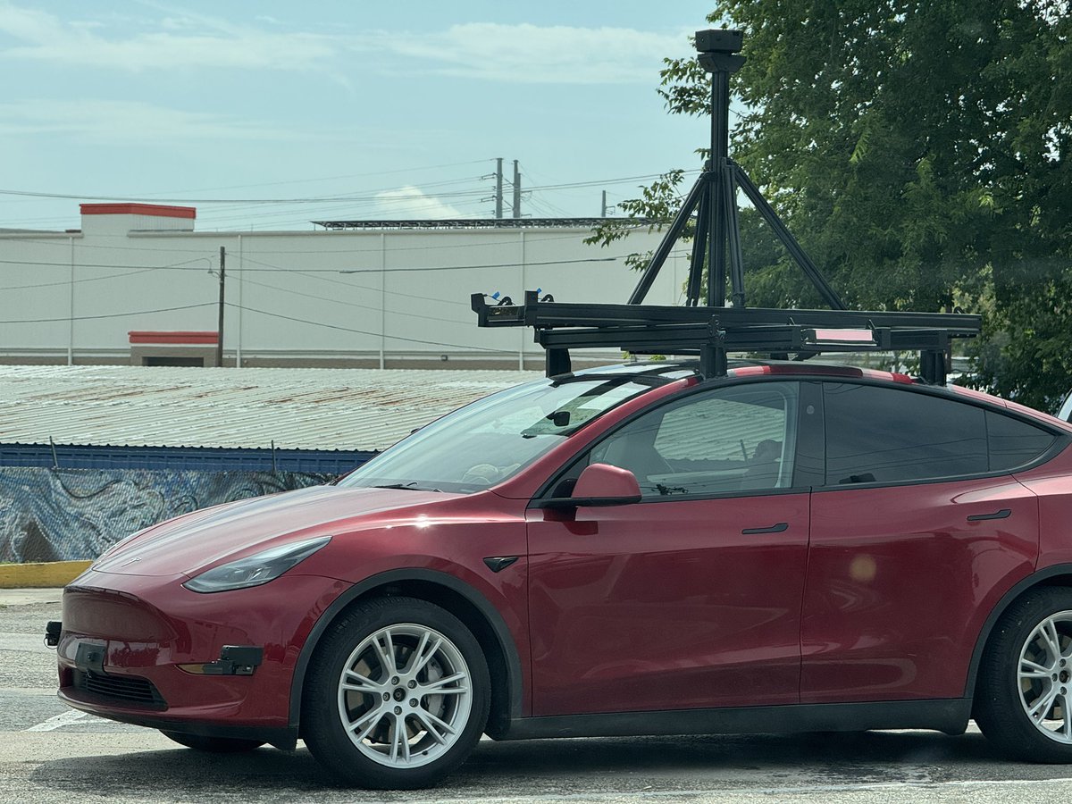 JohnChr08117285's tweet image. My next door neighbor at the Superchargers right now.
