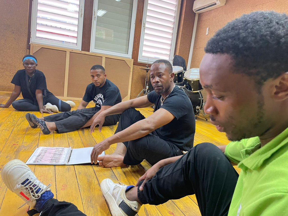 ccemalabo's tweet image. Inicia la 4ª sesión del taller de Creación Interdisciplinaria del Movimiento Artístico (C.I.M.A) en el Centro Cultural de España en Malabo, con Gorsy Edu y Raimundo Bernabé (Russo).
@EmbEspMalabo @AECID_EspMalabo #EspañaEnGE @CooperacionESP @CCEBata @AhoraEg @Revista_REG