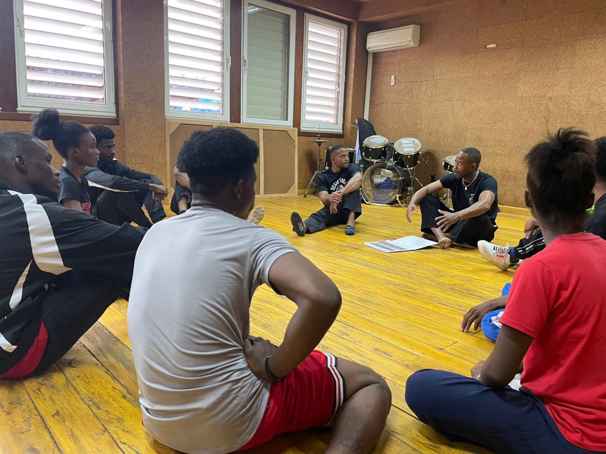 ccemalabo's tweet image. Inicia la 4ª sesión del taller de Creación Interdisciplinaria del Movimiento Artístico (C.I.M.A) en el Centro Cultural de España en Malabo, con Gorsy Edu y Raimundo Bernabé (Russo).
@EmbEspMalabo @AECID_EspMalabo #EspañaEnGE @CooperacionESP @CCEBata @AhoraEg @Revista_REG