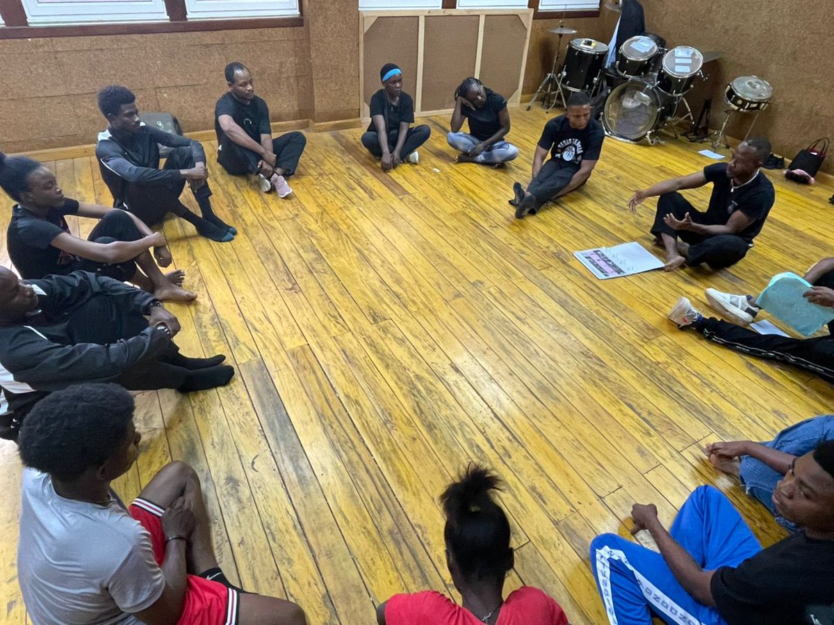 ccemalabo's tweet image. Inicia la 4ª sesión del taller de Creación Interdisciplinaria del Movimiento Artístico (C.I.M.A) en el Centro Cultural de España en Malabo, con Gorsy Edu y Raimundo Bernabé (Russo).
@EmbEspMalabo @AECID_EspMalabo #EspañaEnGE @CooperacionESP @CCEBata @AhoraEg @Revista_REG