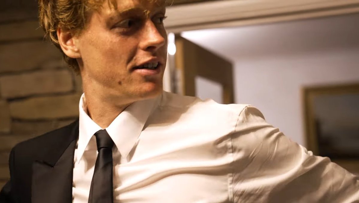 sinnastri's tweet image. the nose, the jaw, the ears, the lips, the hair, the eyes, the face card, the tie, the shirt, the SHIRT, the WHITE SHIRT, did I mention the SHIRT? yeah i'm losing it, HE'S TOOOO FINE 🤤