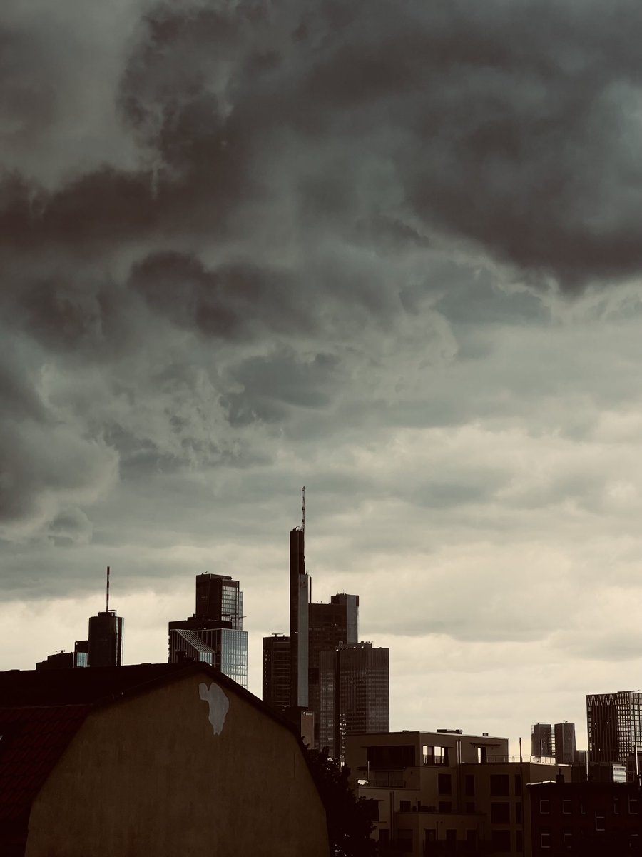 ThomasLeyerer's tweet photo. #wetter #Frankfurt #Thunderstorm https://t.co/fMpFaK9m9a