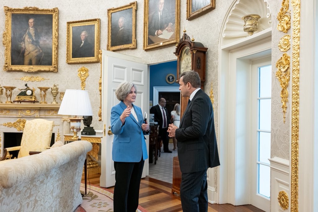 gregkellyusa's tweet image. He’s Saving Our Country, ENDING WARS All Over the Place, protecting Children and Women and Making America Great again, but STILL makes us time to “shoot the breeze” for a bit with ME-Greg Kelly. Great visit-THANK YOU Pres. TRUMP! ps: great job by the White House photog