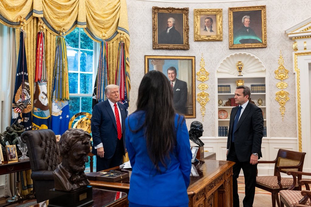 gregkellyusa's tweet image. He’s Saving Our Country, ENDING WARS All Over the Place, protecting Children and Women and Making America Great again, but STILL makes us time to “shoot the breeze” for a bit with ME-Greg Kelly. Great visit-THANK YOU Pres. TRUMP! ps: great job by the White House photog