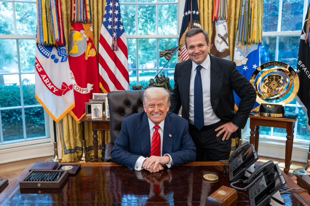 gregkellyusa's tweet image. He’s Saving Our Country, ENDING WARS All Over the Place, protecting Children and Women and Making America Great again, but STILL makes us time to “shoot the breeze” for a bit with ME-Greg Kelly. Great visit-THANK YOU Pres. TRUMP! ps: great job by the White House photog