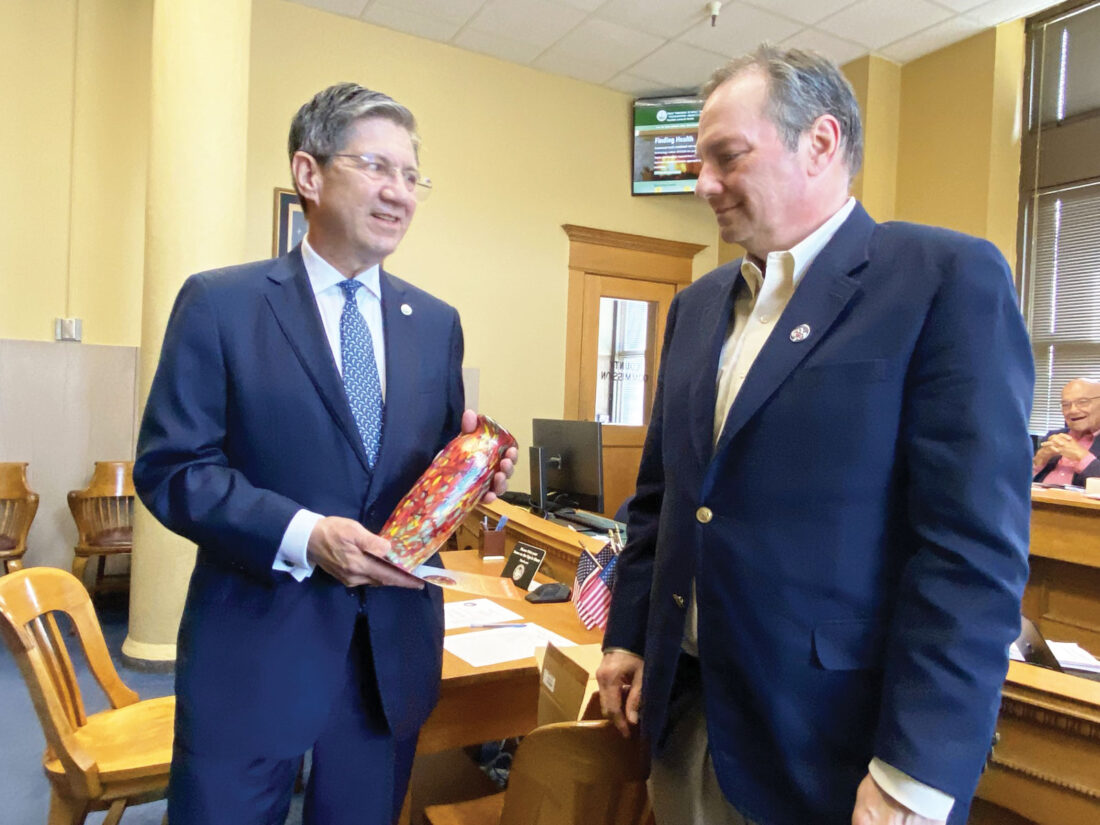 WVPress's tweet image. West Virginia School of Osteopathic Medicine reps visit Wood County Commission
“We have 46 alumni practicing in Wood County alone.”
By Brett Dunlap, The Parkersburg News and Sentinel
newsandsentinel.com/news/business/…