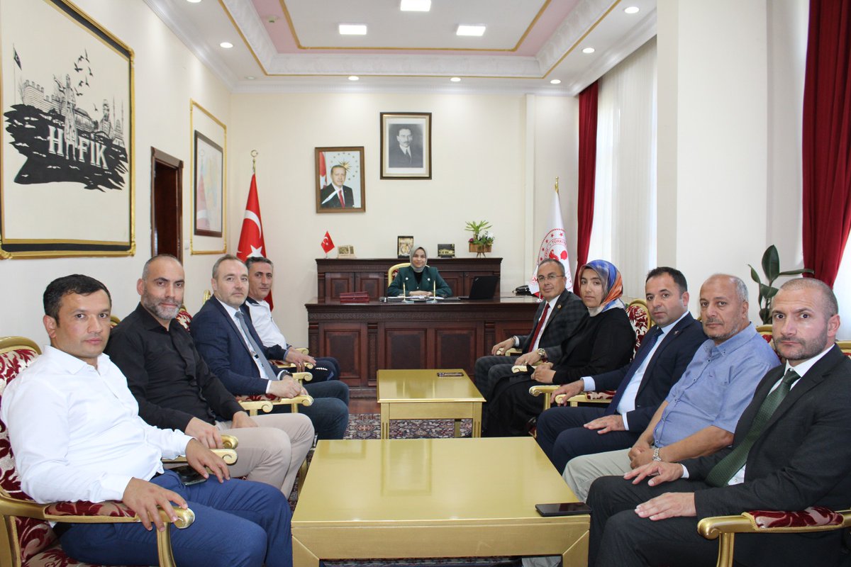 İl Müdürümüz Şahin Ertem, şube ve ilçe birim müdürlerimizle birlikte Hafik Kaymakamı Sn. Mürüvvet Yücel Hanımefendi’yi makamında ziyaret etti.

🤝 Gerçekleştirilen ziyarette, ilçemizde yürütülen gençlik ve spor faaliyetleri üzerine iş birliği olanakları değerlendirildi.