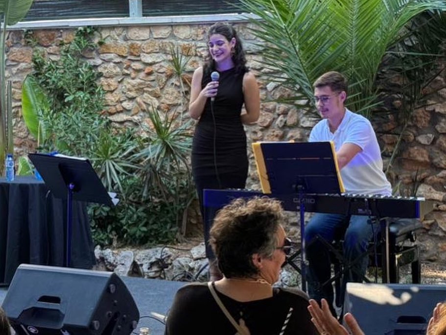 ✨Salma Lucie, Agnès Van Gorkom i Rudi Rushton van maravellar el públic amb un repertori enèrgic.

Següents concerts:
➡️ 27/7 - El jardí de les emocions
➡️ 3/8 - Guitarrejant la festa

‼️ Últimes entrades: casinoprado.cat 📲

#viuprado #capvespres #estiualprado #pradeja