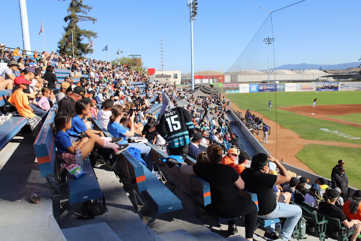 sjbarracuda's tweet image. Frenzy had a great time at the @SJGiants game with the Battery Pack🧢
Request a Frenzy Visit: sjbarracuda.com/fan-zone/commu…
