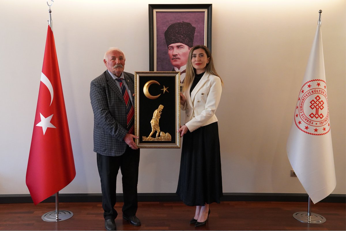 Hünkâr Hacı Bektaş Veli evlatlarından Timurcan Ulusoy Dede, Başkanımız Sayın Esma Ersin’e ziyarette bulundu.

“Bir olalım, iri olalım, diri olalım” düsturuyla yürüdüğümüz bu yolda, yol erenlerinin duasını ve muhabbetini başımızın tacı biliyoruz.

Nazik ziyaretleri için teşekkür