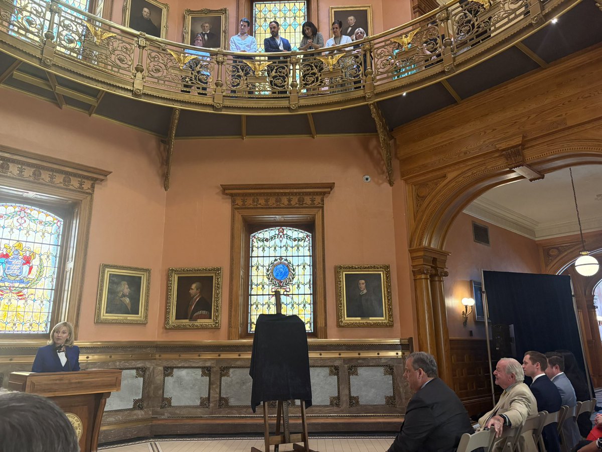 johnsb01's tweet image. There’s now a portrait of Lt. Gov Kim Guadagno at the New Jersey Statehouse in Trenton. Other LGs will follow.
On hand for the unveiling was former Gov. Chris Christie, her running mate.
