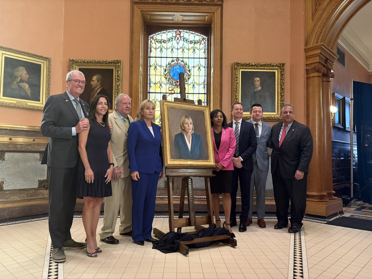 johnsb01's tweet image. There’s now a portrait of Lt. Gov Kim Guadagno at the New Jersey Statehouse in Trenton. Other LGs will follow.
On hand for the unveiling was former Gov. Chris Christie, her running mate.