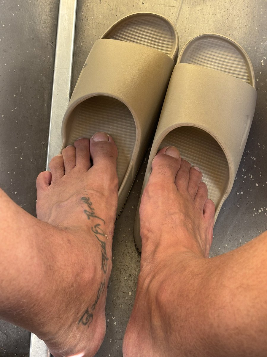 Arkon_n's tweet photo. Dopo una lunga giornata di lavoro.

Chi vuole favorire ? 😜🦶

#footslave #footfetısh #moneyslave #Master https://t.co/EfQfFUm4qi