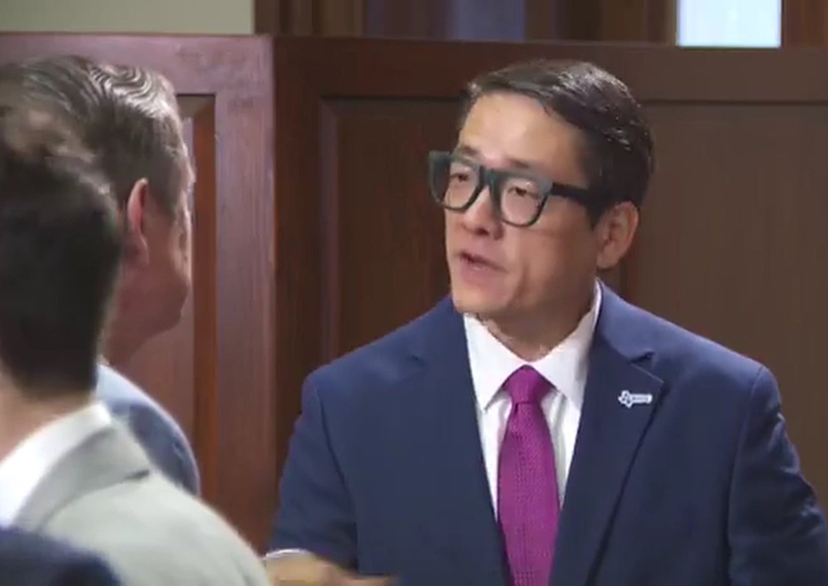 Was watching the #txlege livestream and  saw <a href="/JohnnieMo/">John C. Moritz</a> chatting with <a href="/GeneforTexas/">Gene Wu</a>. Wonder what they were talking about? 🤔🤔