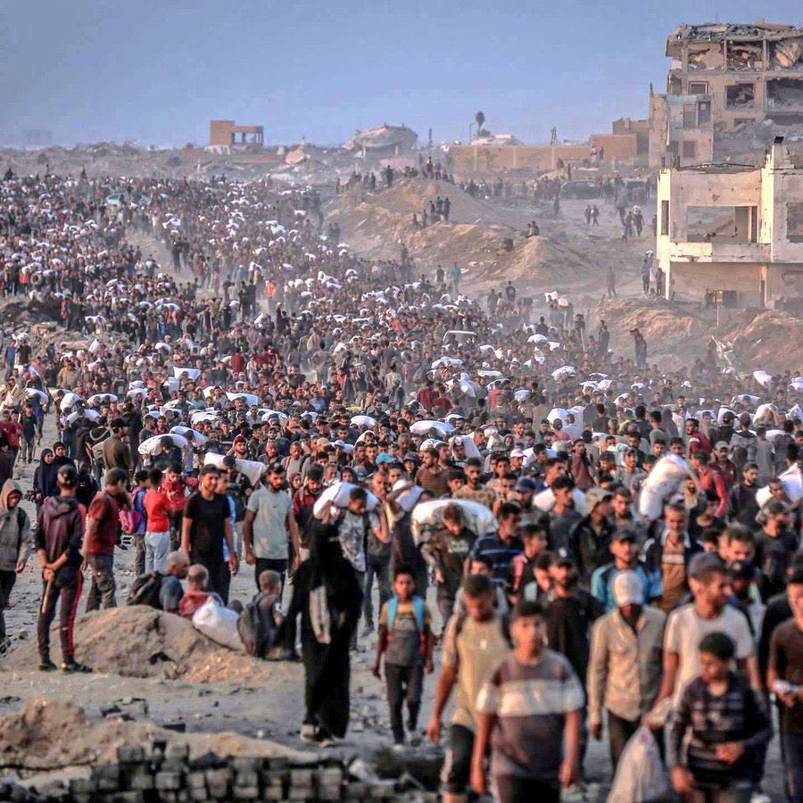 Biz niye Gazze’ye yürüyemiyorsak; devlet başkanları da o yüzden ordularını yürütemiyor. Dünya sevgisi, mevki, makam vs. 
Hepimiz Gazze’ye ihanet ettik. 
#GazzeAçlıktanÖlüyor