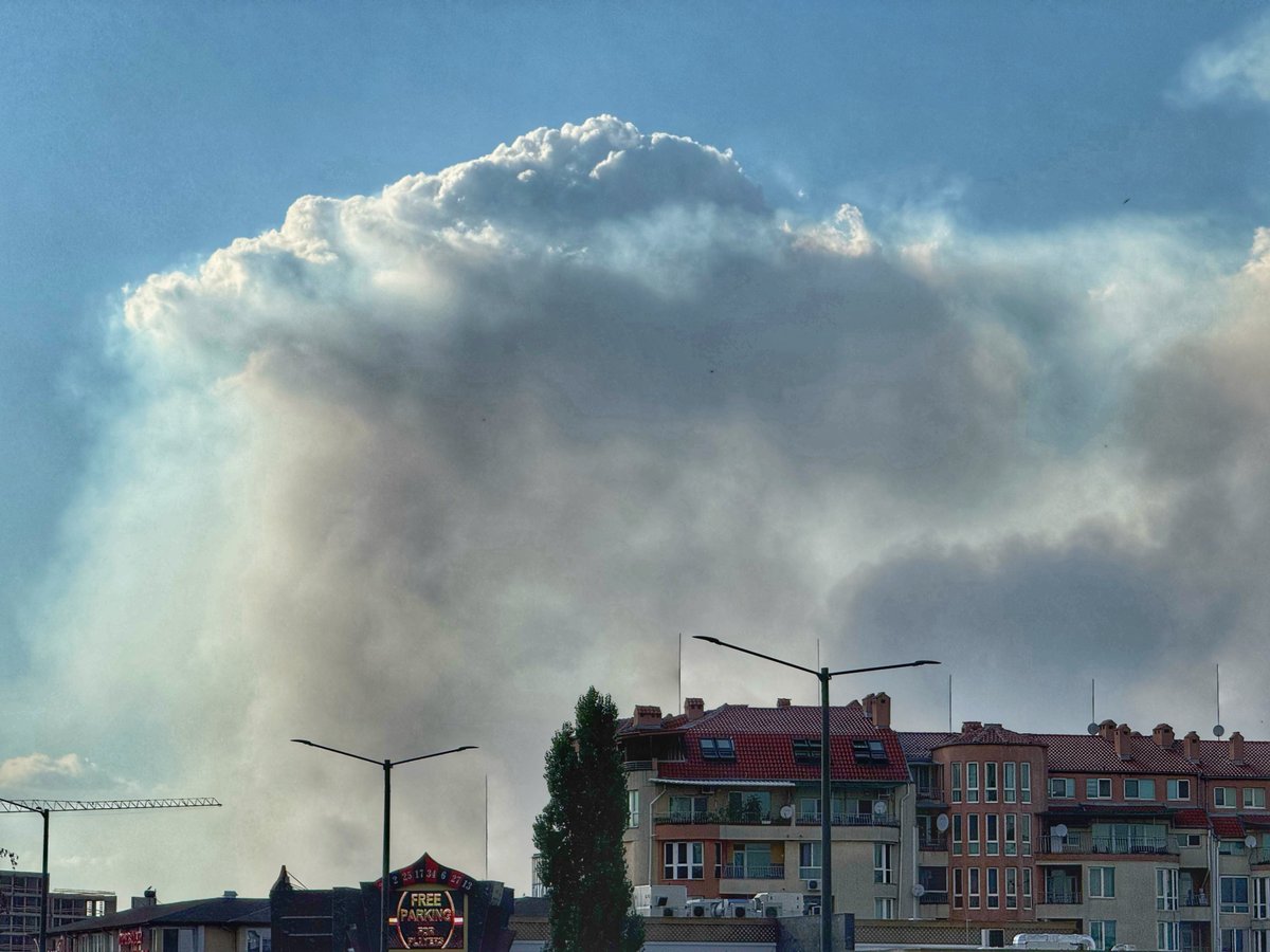 veeencooo's tweet image. This is pyrocumulonimbus cloud over a large fire just outside the city.