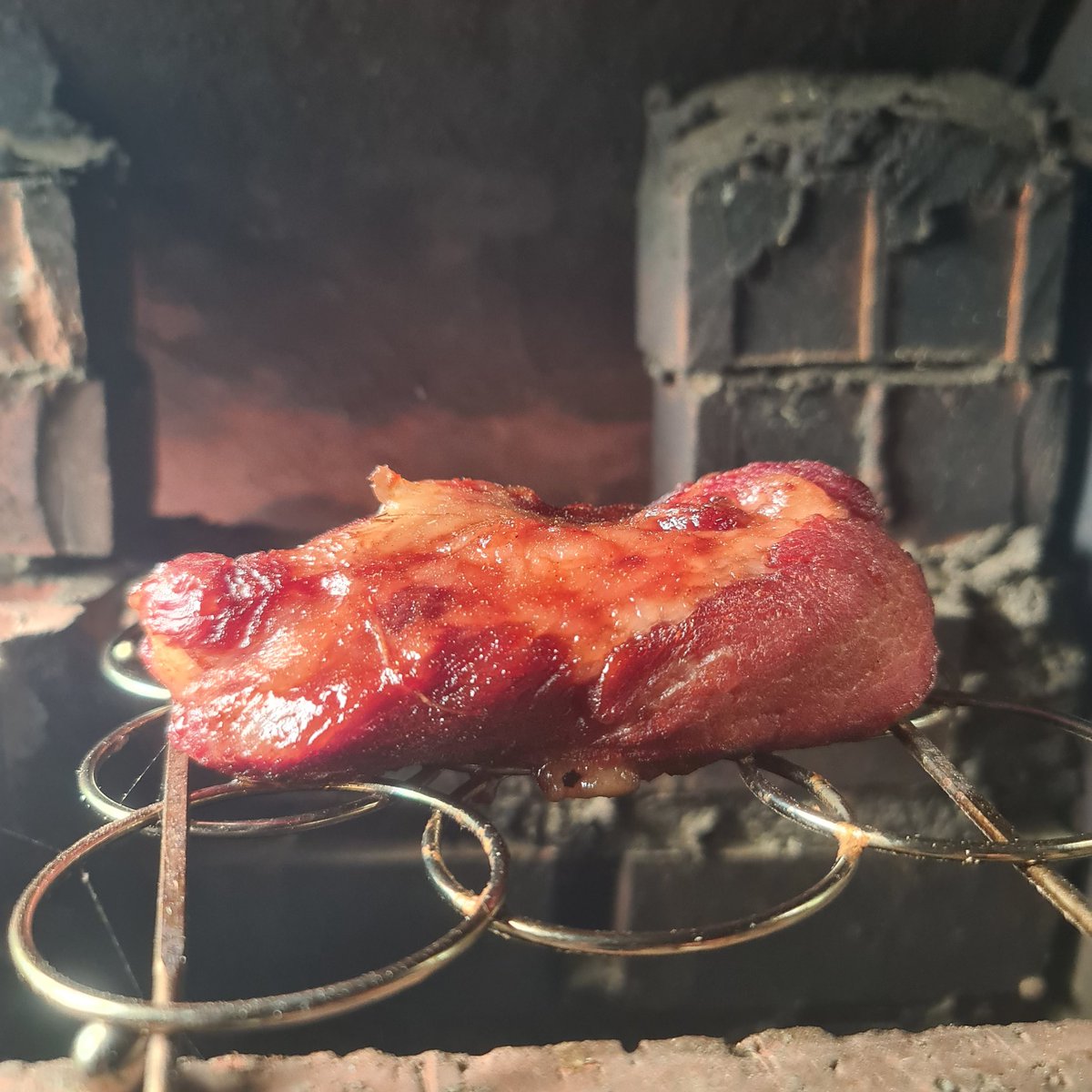 Malandr43912981's tweet image. Stuk varkensnek (in Char Sui saus) gerookt. Wat een feest is dit. 😋🤗