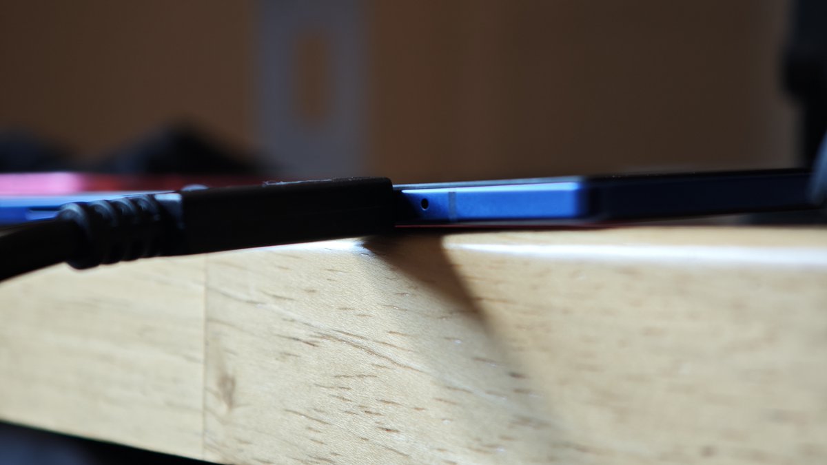 MishaalRahman's tweet image. Insane - just noticed that the @SamsungMobileUS Galaxy Z Fold 7 is thinner (when unfolded) than the USB-C cable I use to plug my phones into my PC!