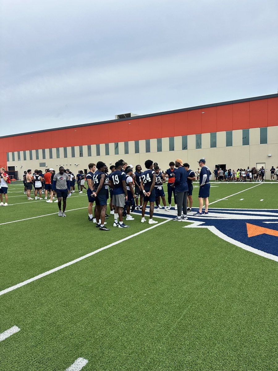 Big s/o to <a href="/UTSAFTBL/">UTSA Football 🏈</a>  &amp; <a href="/CoachJP3/">Joe Price III</a> for the hospitality this morning!

A very crisp and efficient practice. The tempo was INCREDIBLE! 🔥

Excited to see what the fall brings to your ball club. Best wishes! ✊🏾