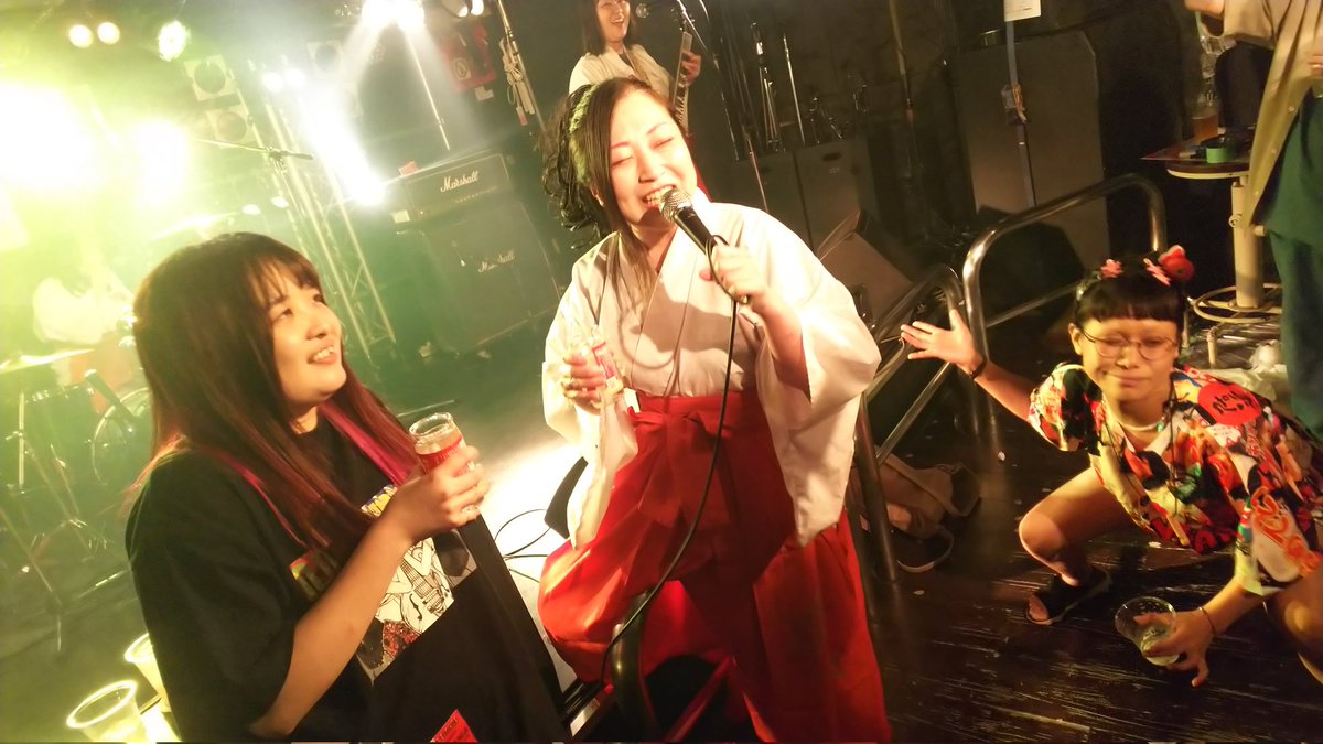 murakami_death's tweet image. 不穏な人達、ヒゲと味噌汁さんです。
ヤクザみたいな手法で出番前の灰脂さんにラーメンを食わせて物販の何かのデザインを描いてもらう事になった輩達は、泥酔で電車に乗り打ち上げチャレンジに失敗した模様です。
信じられるか?この人達今日もライブやるんだぜ。。