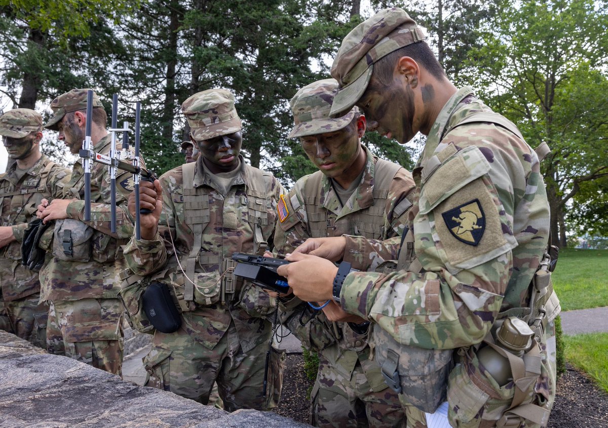 WestPoint_USMA's tweet image. 📞Communication is key.🗝️
New cadets learn to operate military communication systems that keep battlefield commanders connected with higher HQ.
#CBT2025 #USMA2029 #BeastBarracks